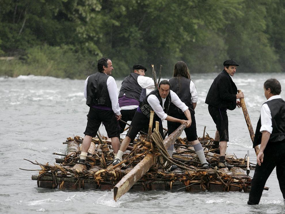 La primera de las navatas momentos antes de tomar la salida en Laspuña.