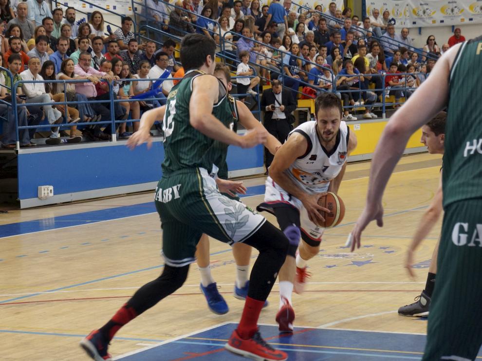Una de las jugadas del partido.