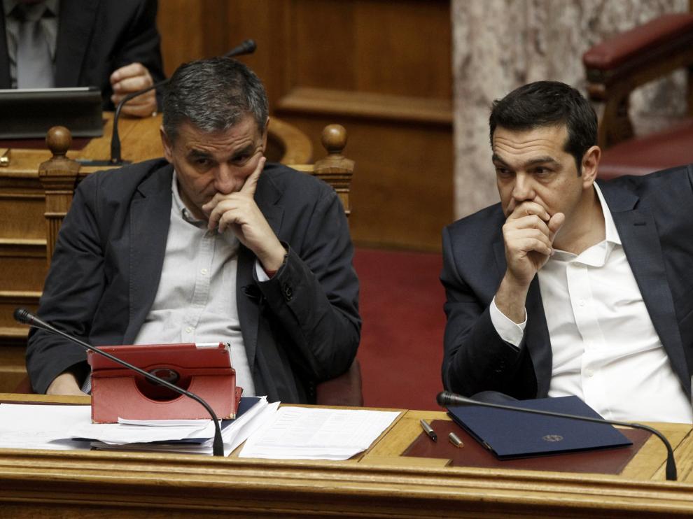 Tsakalotos y Tsipras en el Parlamento griego.