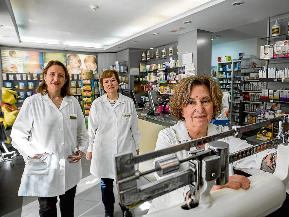 Carmen Castañer Miravete, en primer término, María del Carmen Reina y Silvia Gotor.