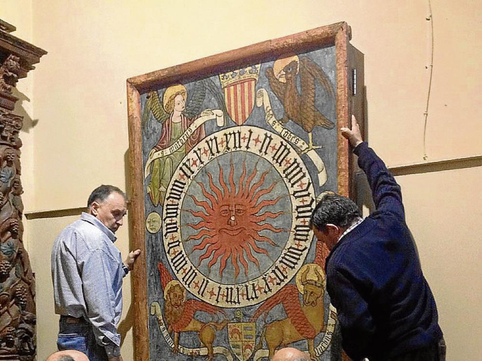 Varios vecinos ayudaron a colgar el reloj en la iglesia.