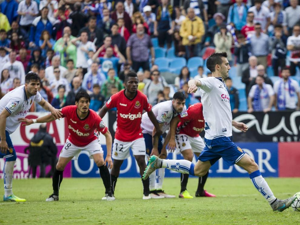 Momento en el que Manu Lanzarote patea el penalti ante la portería del Nástic, en el minuto 90. El balón se le marchó alto, con el portero Reina ya vencido a su derecha.