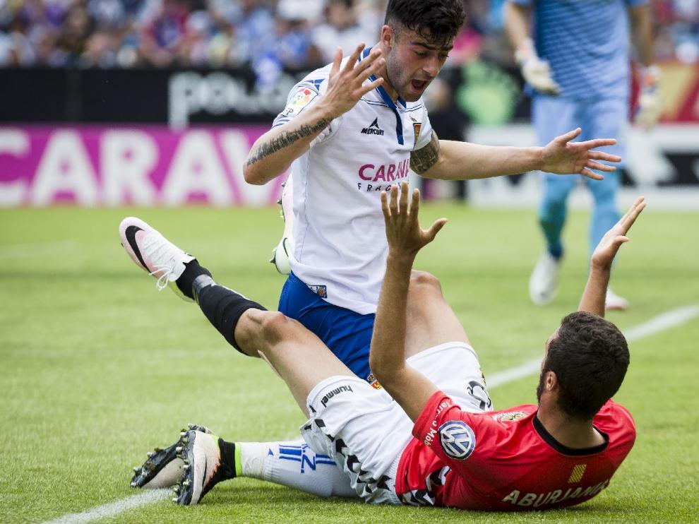 Rico se queja ante el georgiano Aburjania tras recibir un golpe en un forcejeo sobre la línea de fondo del Real Zaragoza en la primera mitad.