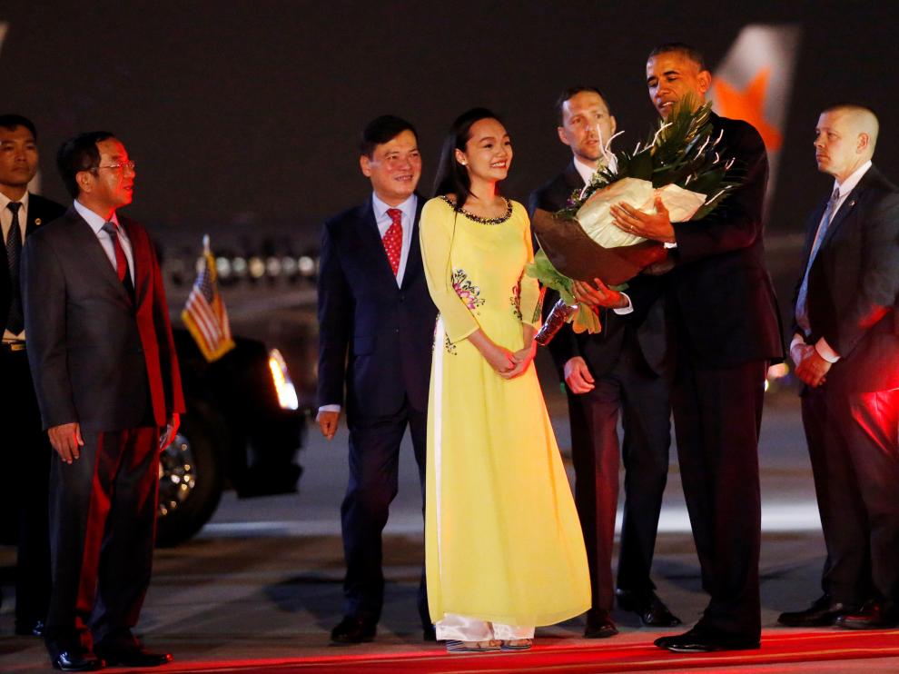 Obama fue recibido con flores en el aeropuerto de Hanoi.