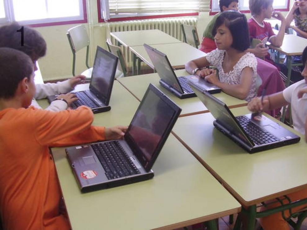 Imagen de archivo de alumnos con portátiles en un colegio de Jaca.