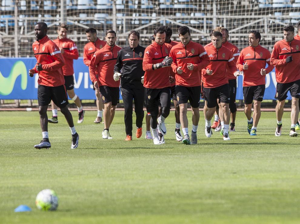 Los jugadores del Real Zaragoza entrenándose ayer en la Ciudad Deportiva.