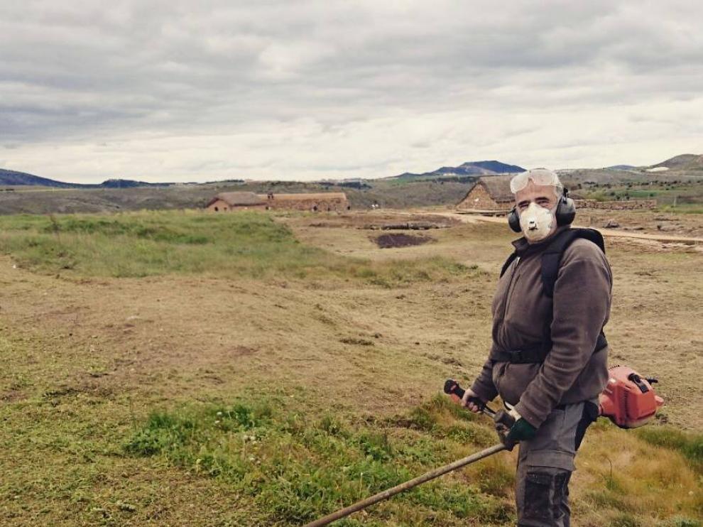 Tareas de desbroce llevadas a cabo por miembros de la asociación Tierraquemada en Numancia.