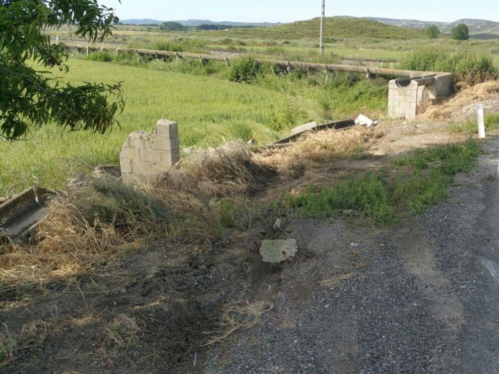 Imagen del lugar del accidente, en el que el vehículo ha impacto con los elementos de riego.
