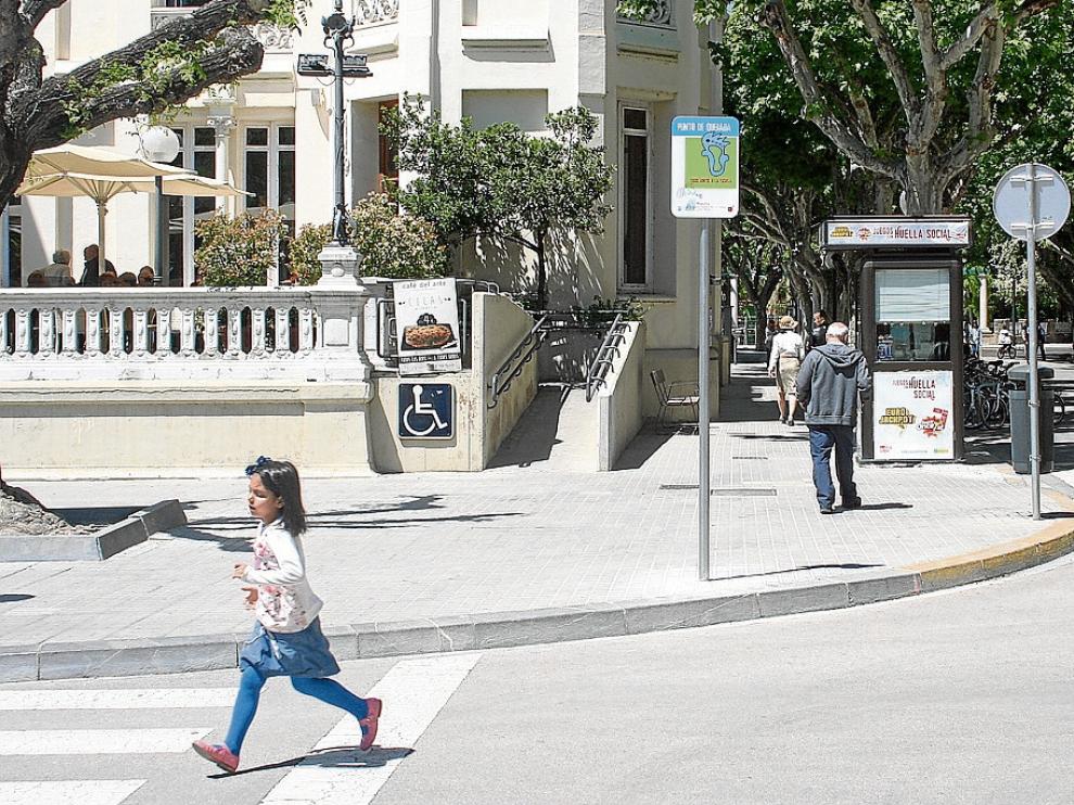 Se han colocado señales, como esta en la plaza de Navarra, para que se junten los escolares.