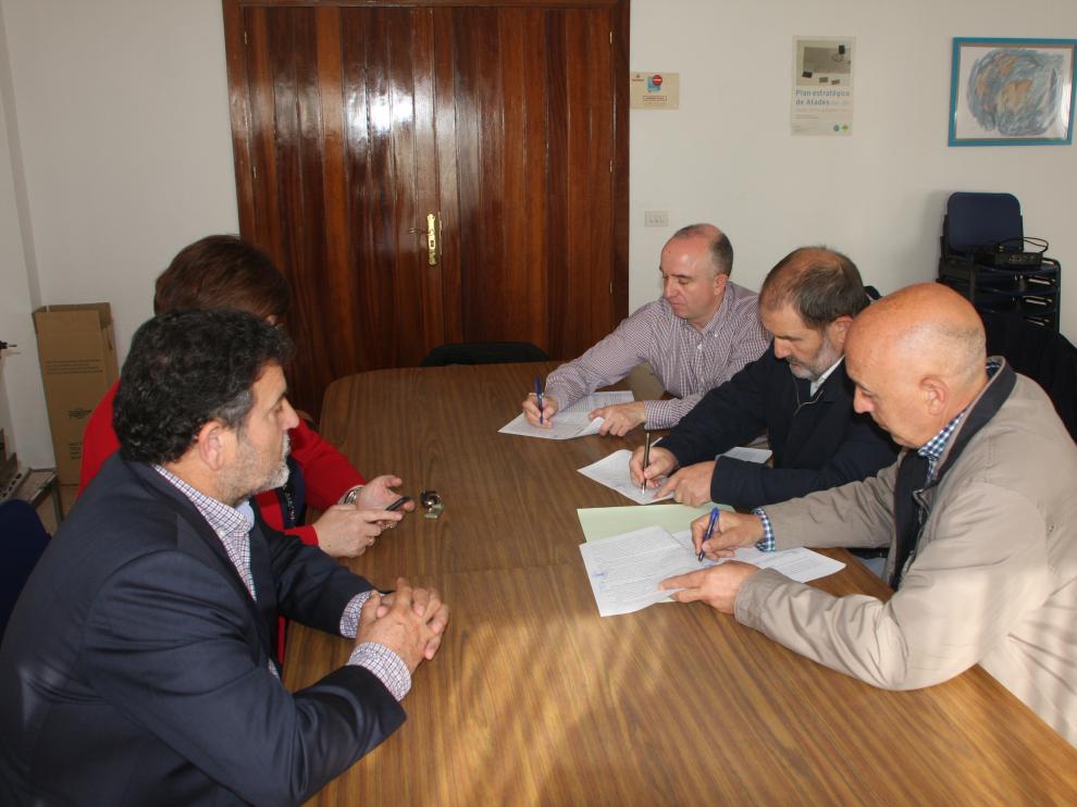 Firma del convenio para el desarrollo de servicio polivalente de transporte adaptado.