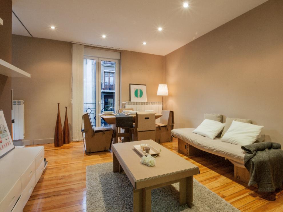 Una vivienda con muebles de cartón, tras el paso de un 'home stager'