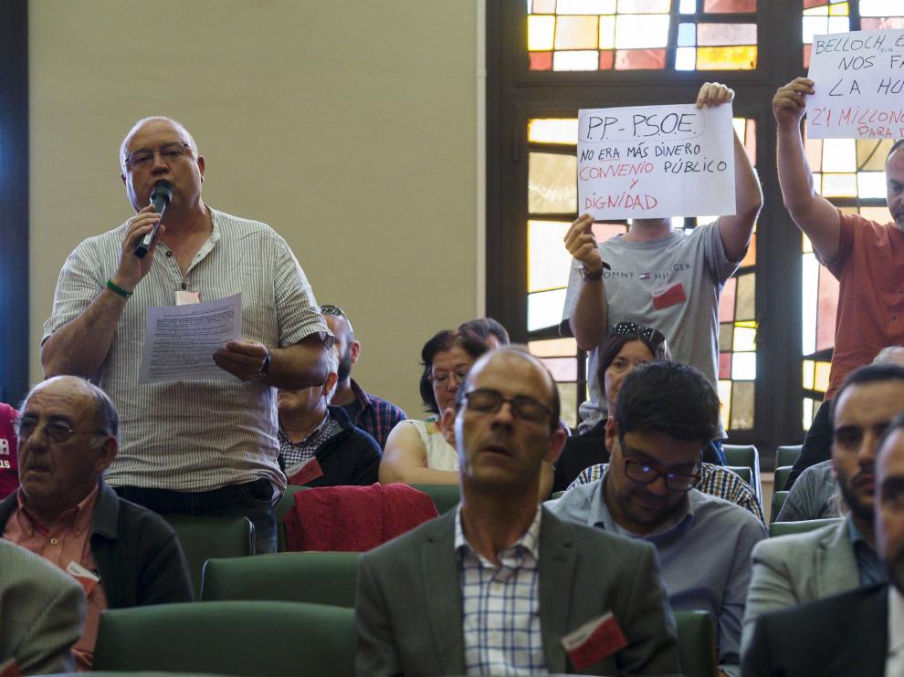 Varios miembros del comité de empresa de Auzsa intervienen en el pleno extraordinario sobre la huelga de autobuses.