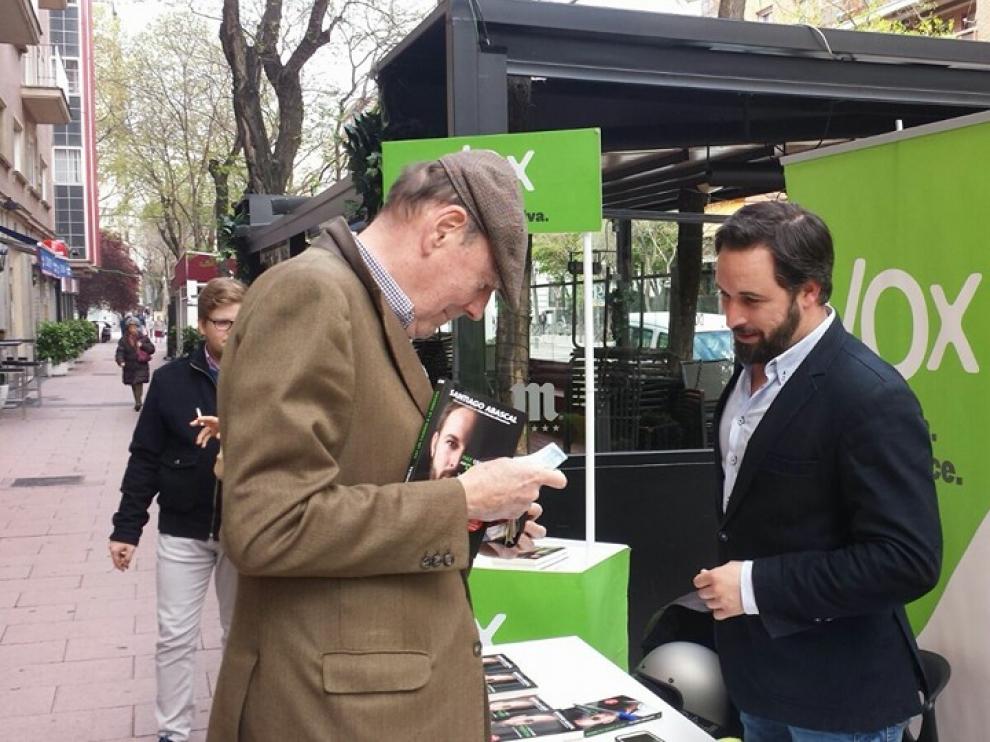 El presidente de VOX España, Santiago Abascal, firmando su libro 'Hay un camino a la derecha'