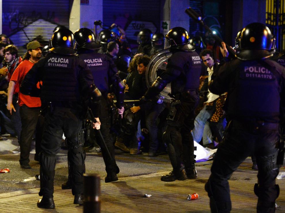Incidentes tras el desalojo de una casa okupa en Barcelona.