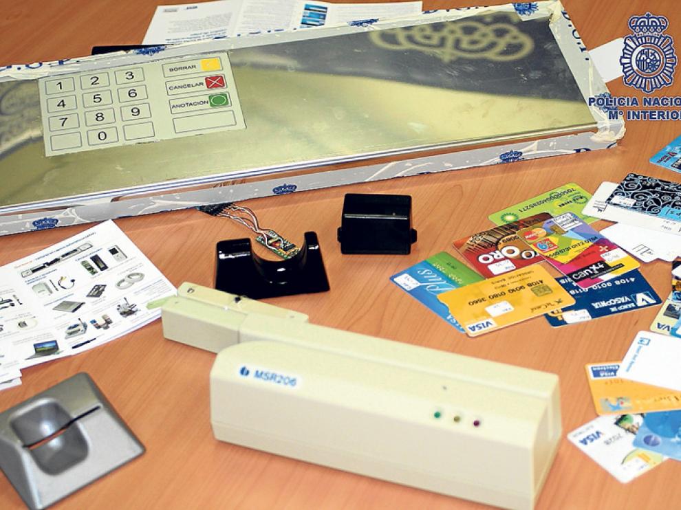 Material incautado por la Policía a una banda que falsificaba tarjetas, en imagen de archivo.