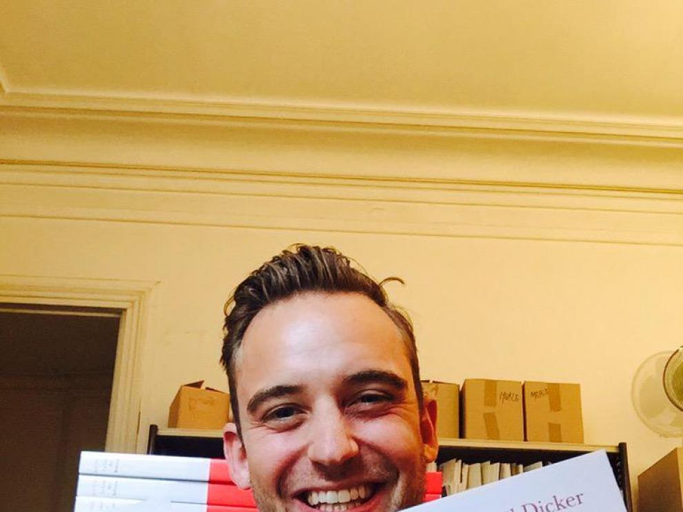 Joël Dicker con dos ejemplares de la edición francesa de 'El libro de los Baltimore'.