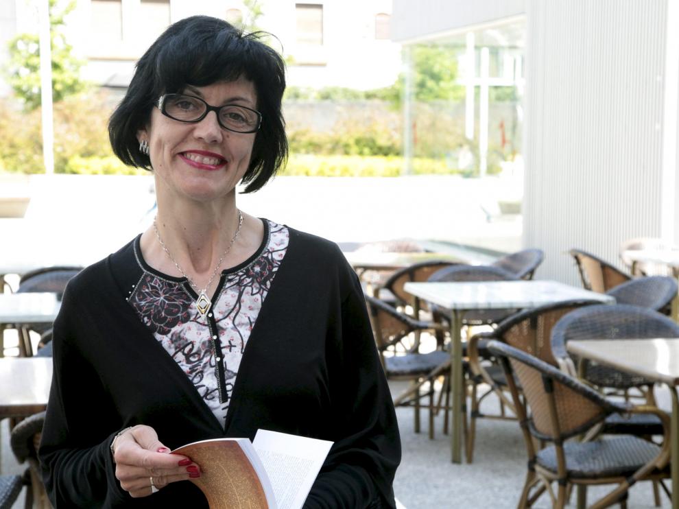 La oscense Maite Sarroca, con su libro.
