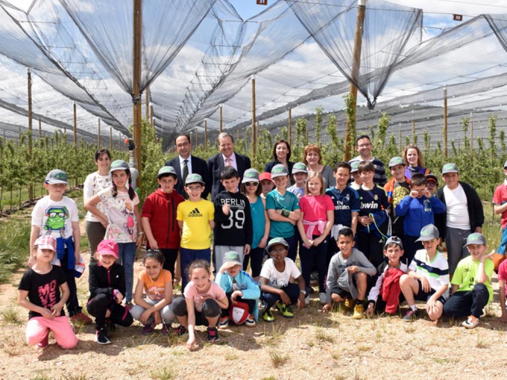 El delegado territorial Manuel López con los alumnos de Ágreda, en la plantación de Nufri