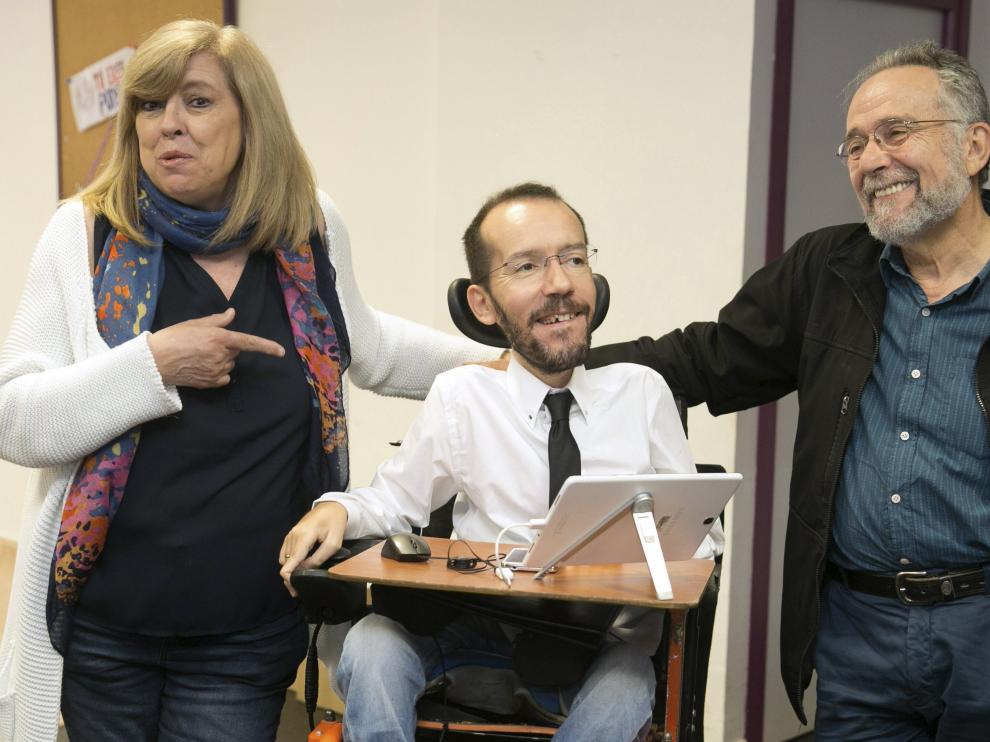 Pablo Echenique junto a Rosa María Artal y Pedro Arrojo, este martes en Zaragoza.