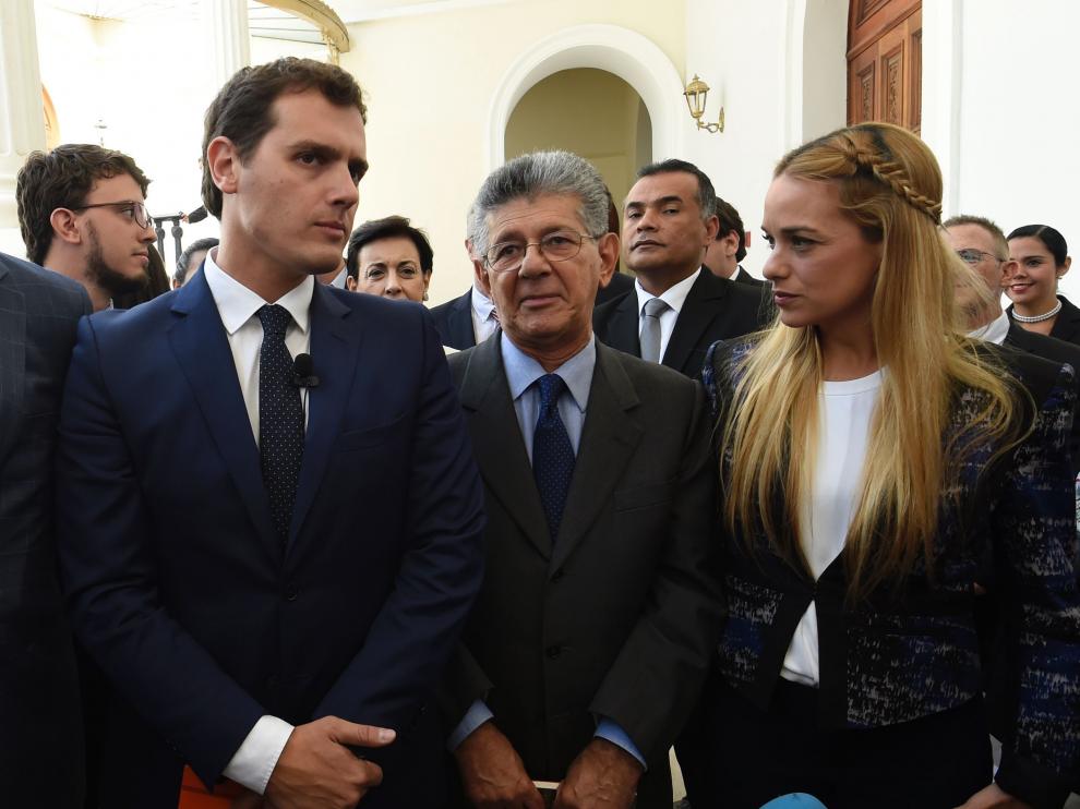Rivera poco antes de llegar a la Asamblea Nacional de Venezuela acompañado del presidente de la Asamblea Nacional