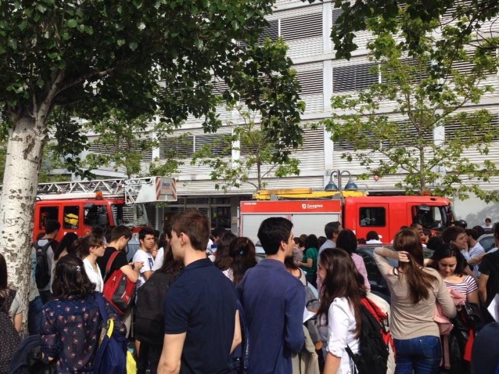 Los alumnos de la Facultad de Ciencias esperan en la calle a que los Bomberos finalizasen su trabajo