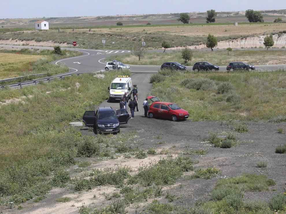 Los asaltantes dejaron abandonado su vehículo -el coche rojo- en un paraje cerca de Candasnos.