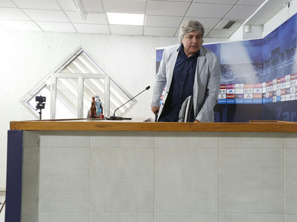 El director deportivo del Real Zaragoza, Narciso Juliá, en una rueda de prensa