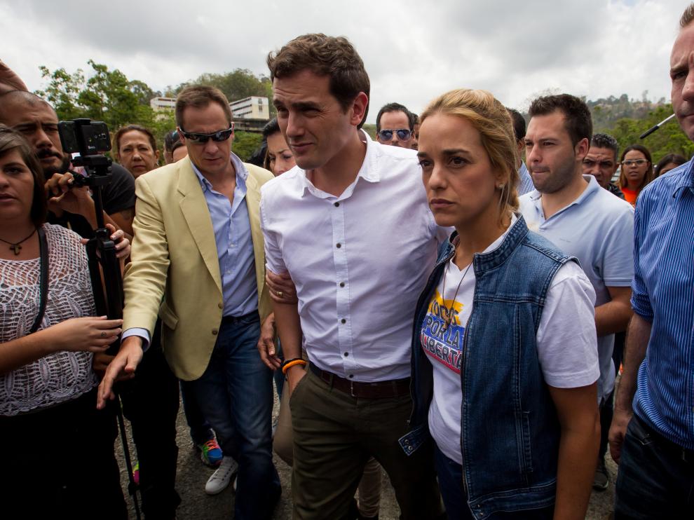 Albert Rivera junto a la esposa de Leopoldo López en las inmediaciones de la cárcel de Ramo Verde.