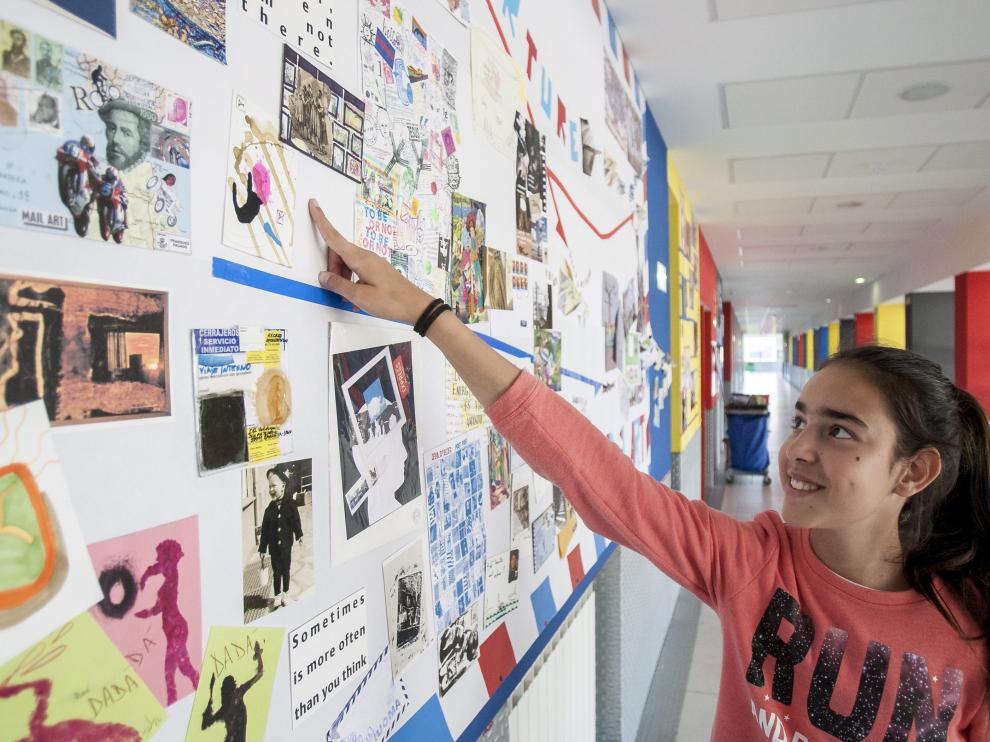 Paula Rodríguez y Sofía Borque enseñan las obras que han recibido en el IES con el 'mail art'.