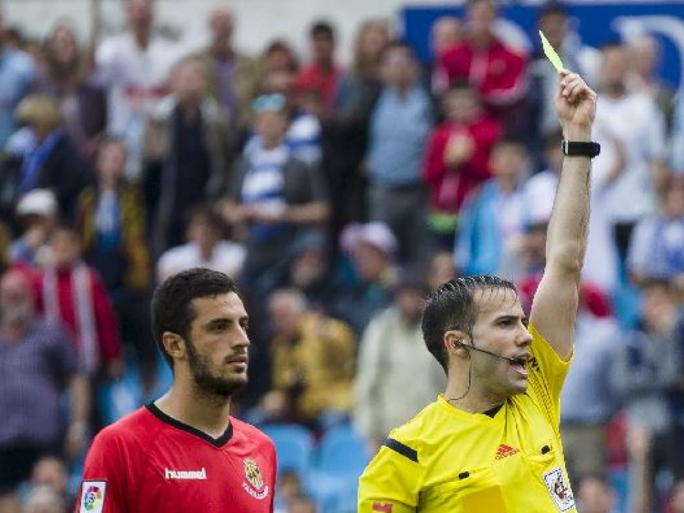 De la Fuente Ramos, tarjeta amarilla en mano el pasado domingo en La Romareda en el Real Zaragoza-Nástic de Tarragona.