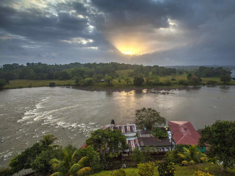 El sol asoma entre las nubes en un paisaje de Nicaragua.