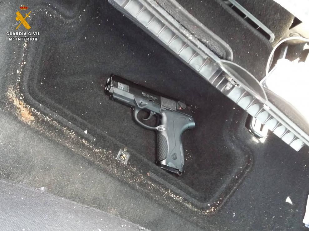 Pistola encontrada por la Guardia Civil de Candasnos.