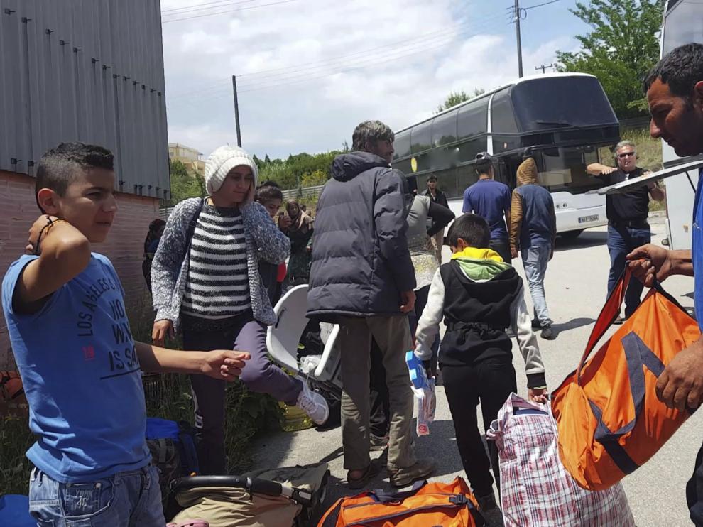 Varios refugiados a su llegada al centro de la ciudad Oreokastro, tras el desalojo del campamento de refugiados de Idomeni.