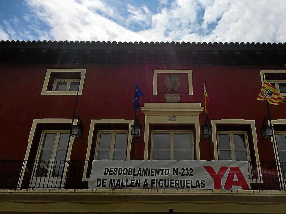 La pancarta reivindicativa vuelve al balcón del Ayuntamiento