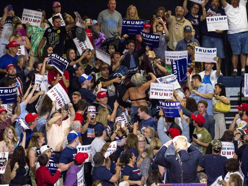 Manifestantes durante el mitin de Donald Trump.