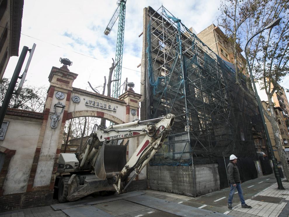 Las máquinas entraron en Averly el año pasado por las obras del solar contiguo.