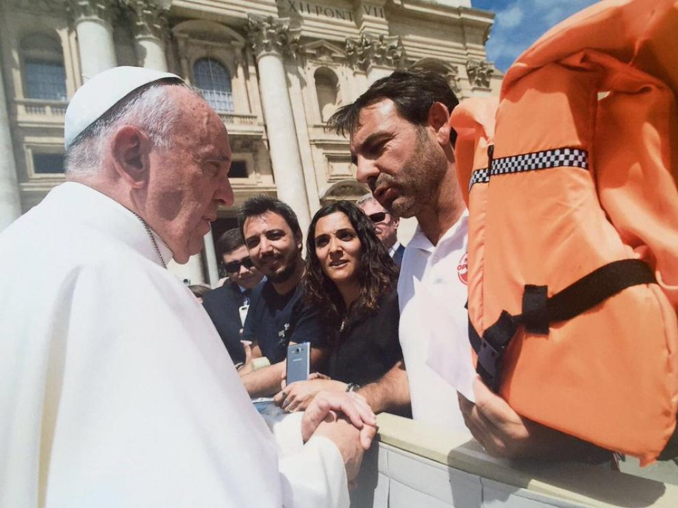 El director de la ONG Proactiva Open Arms, Óscar Camps, entrega el chaleco al Papa.