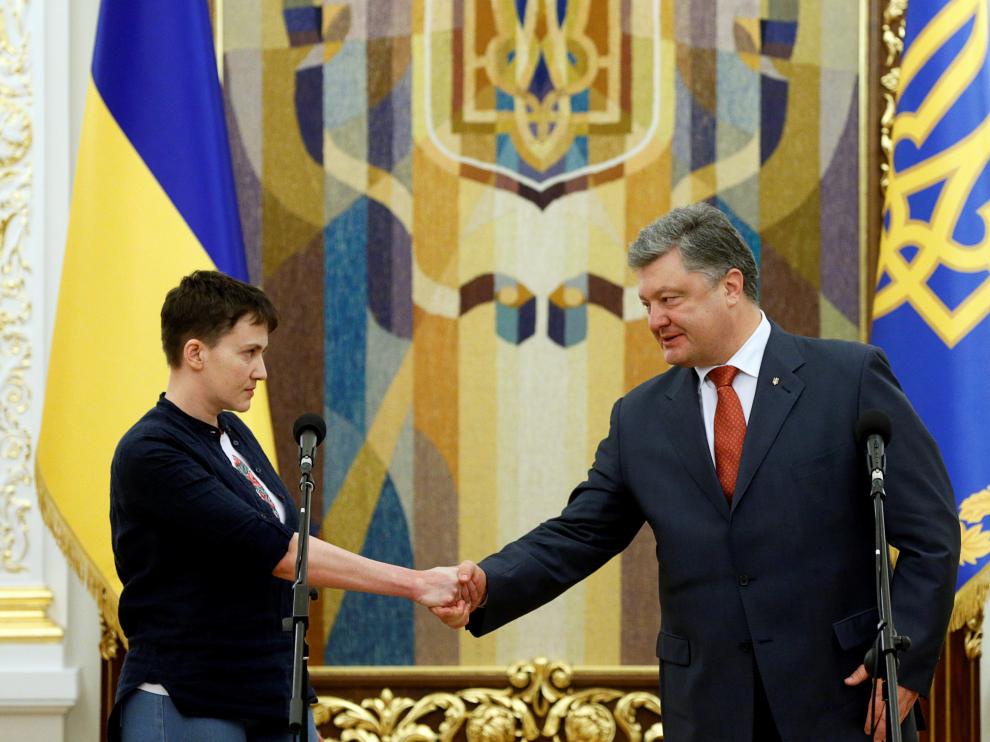 Poroshenko recibe a la ucraniana indultada por Putin