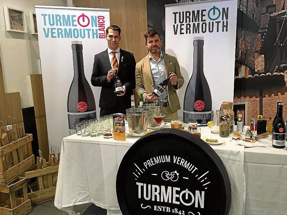 El barman Jonathan Pallaruelo y Martín Jaime, mánager de Bodegas Jaime, que elabora Turmeon.