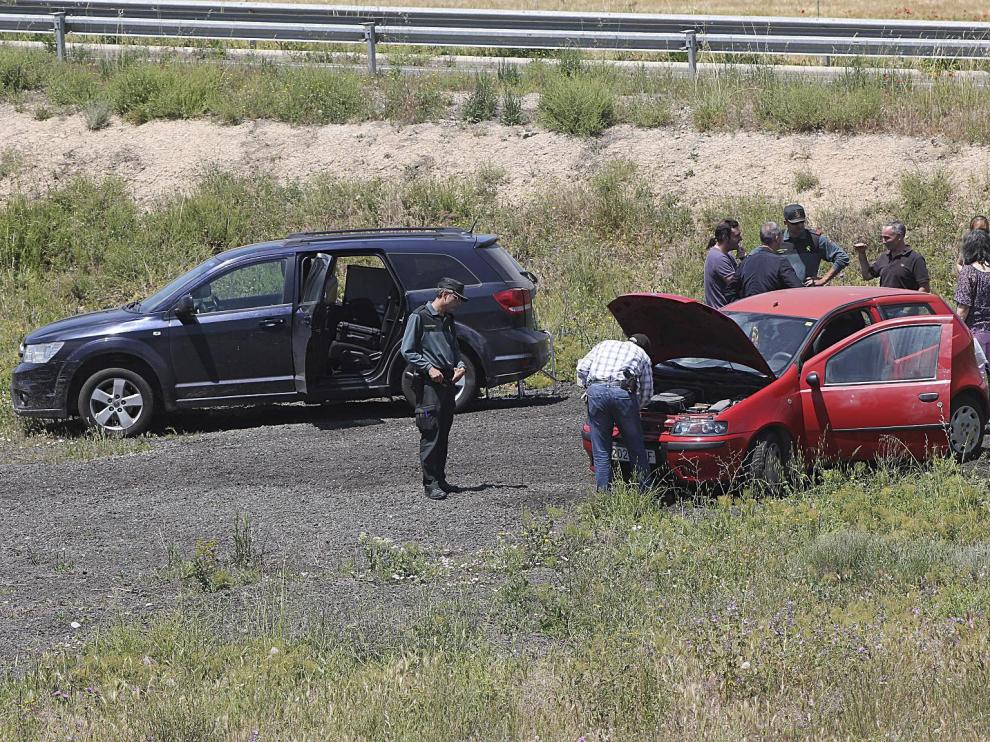 El coche utilizado en el atraco, un Fiat Punto rojo, que fue robado antes en Zaragoza tras secuestrar y abandonar maniatada a la conductora, fue localizado ayer junto a la rotonda de la A-2214 que enlaza con la N-II (Zaragoza-Barcelona).