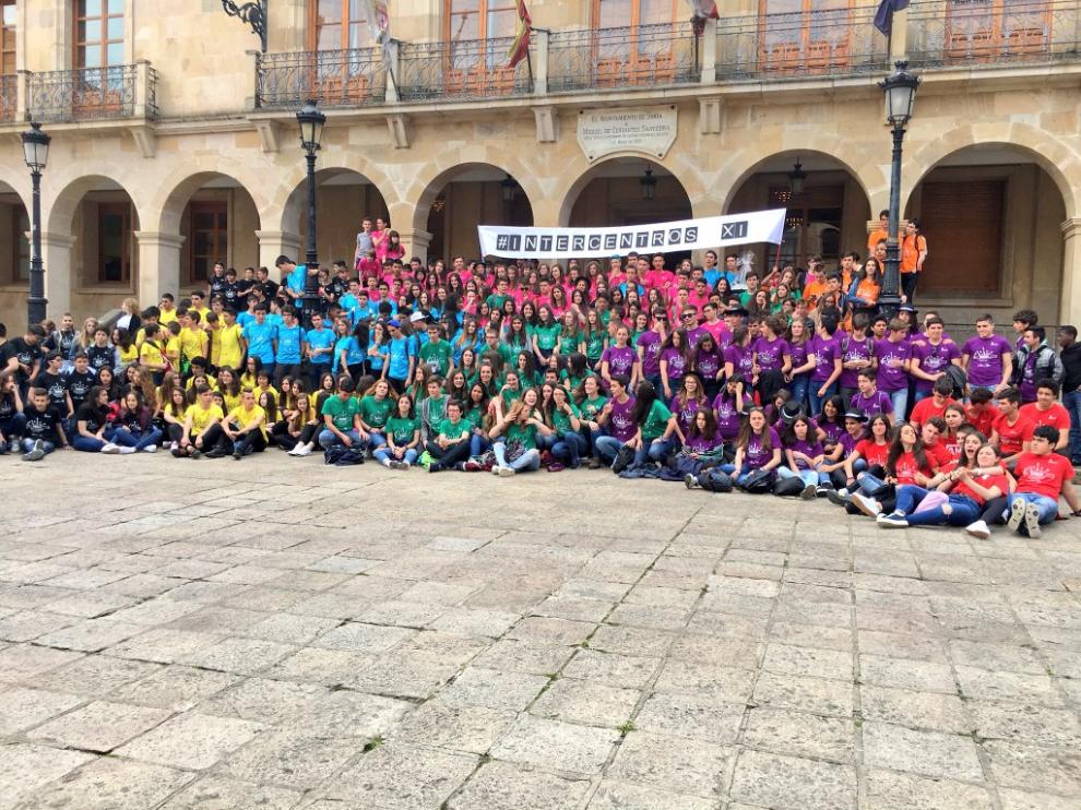 Foto de familia de los 350 escolares participantes en el Festival #IntercentrosXI '
