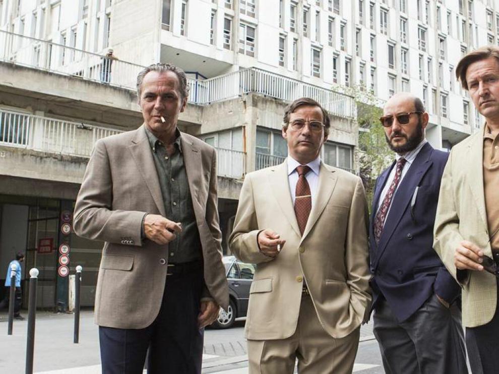 Los protagonistas de 'El hombre de las mil caras'.