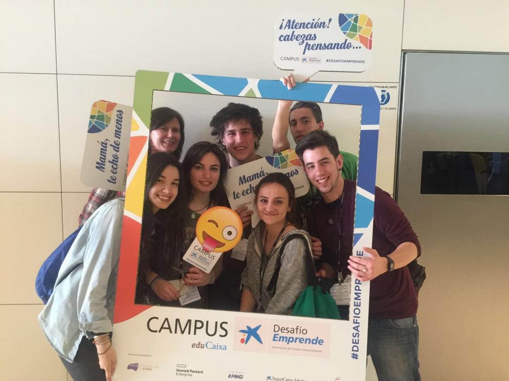 Los seis estudiantes premiados junto a su profesora.
