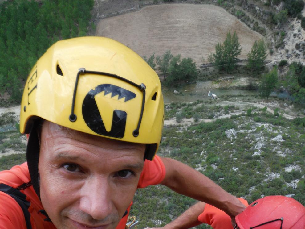 Javier Magallón y Luis Torrijo sobre la cima de La Crebada en la aldea turolense de La Algecira.