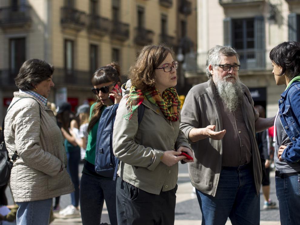 Los diputados de la CUP, Anna Gabriel (d), Joan Garriga (2d) Eulàlia Reguant (c), Gabriela Serra (i) y Maria Rovira (2i) en la Plaza Sant Jaume de Barcelona