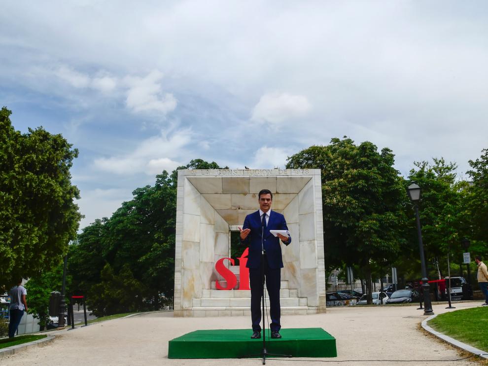 Pedro Sánchez celebró el acto ante el Monumento a la Constitución en Madrid.