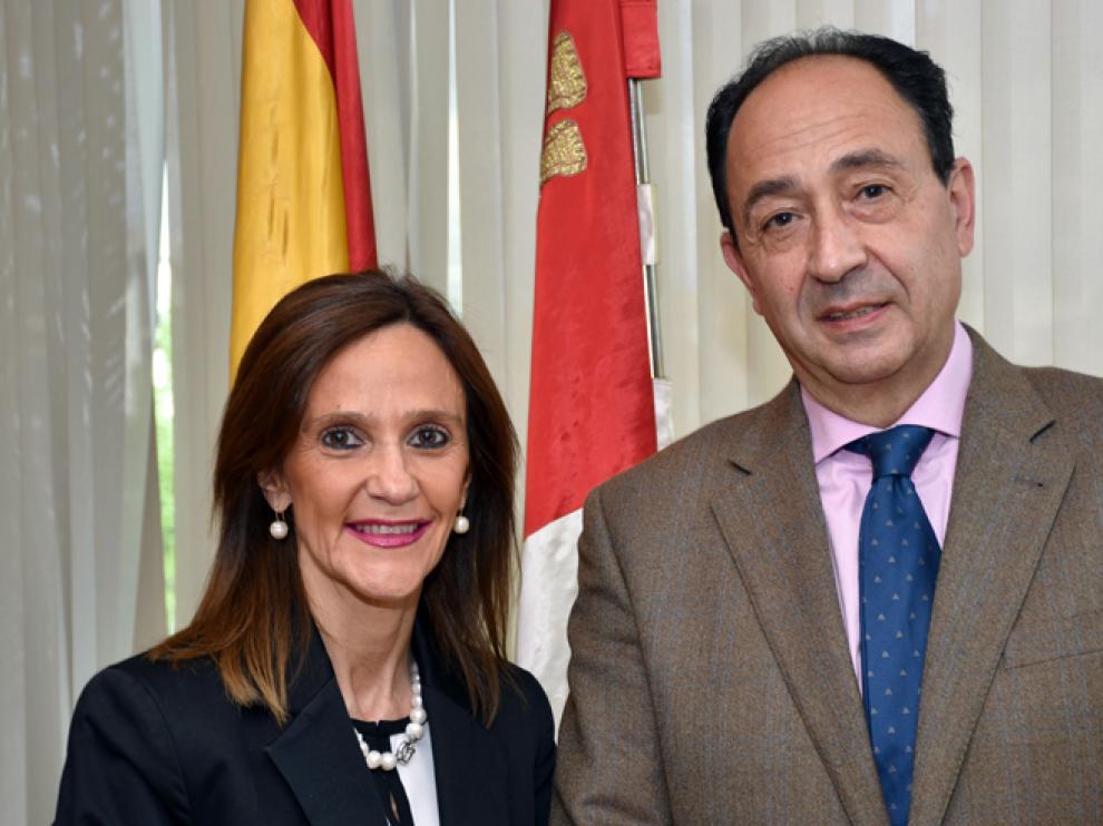 Olga Virginia Bartolomé junto al delegado de la Junta en Soria, Manuel López Represa.