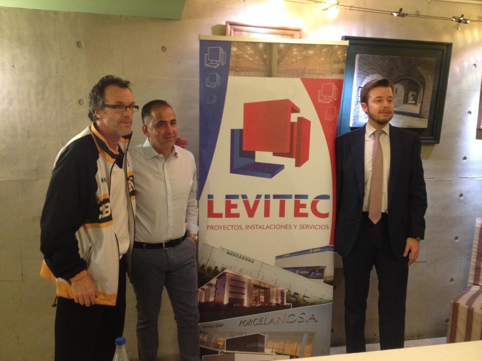 De izquierda a derecha el técnico Quim Costa junto a Pablo Lera, gerente de Levitec (empresa patrocinadora del partido), y Antonio Orús, presidente del Peñas.