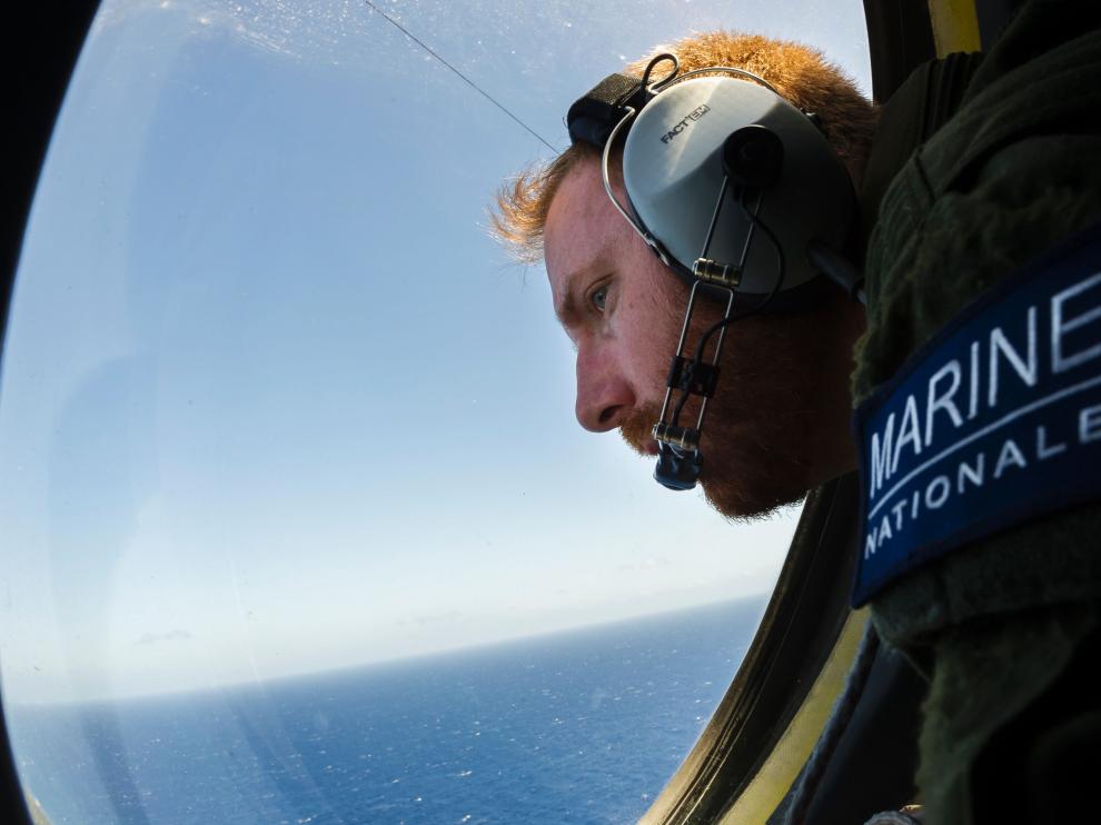 Efectivos de la Marina buscan restos del avión