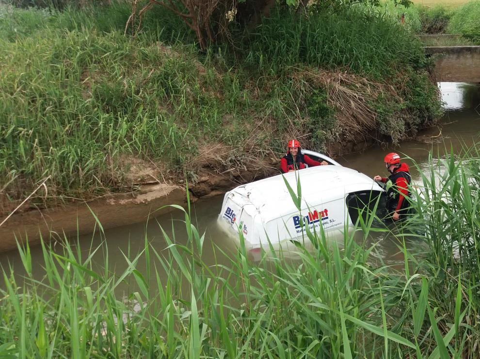 Los bomberos de la DPZ durante el rescate del hombre que ha caído a una acequia en Urrea de Jalón.